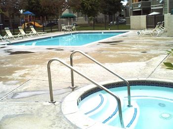 Year-round hot tub